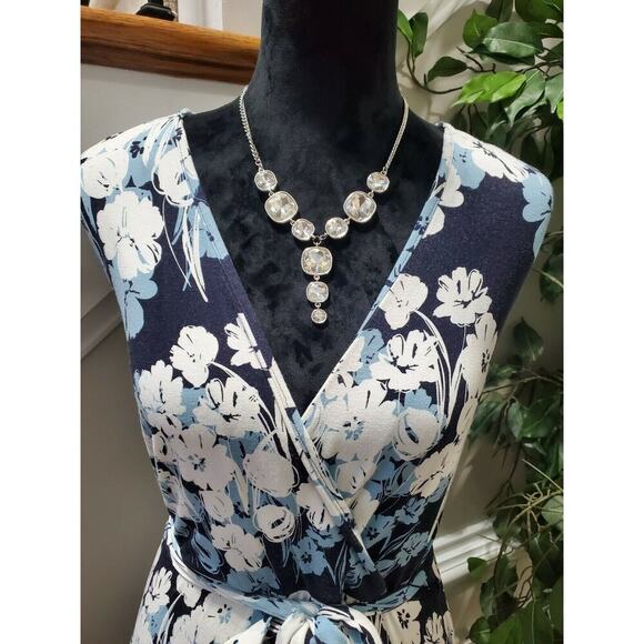 Ann Taylor Women White & Blue Rayon Sleeveless V-Neck Knee Length Dress Size 8P - Picture 2 of 10